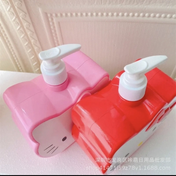 Hello Kitty Shampoo/Conditioner Pumps - Picture 3 of 5